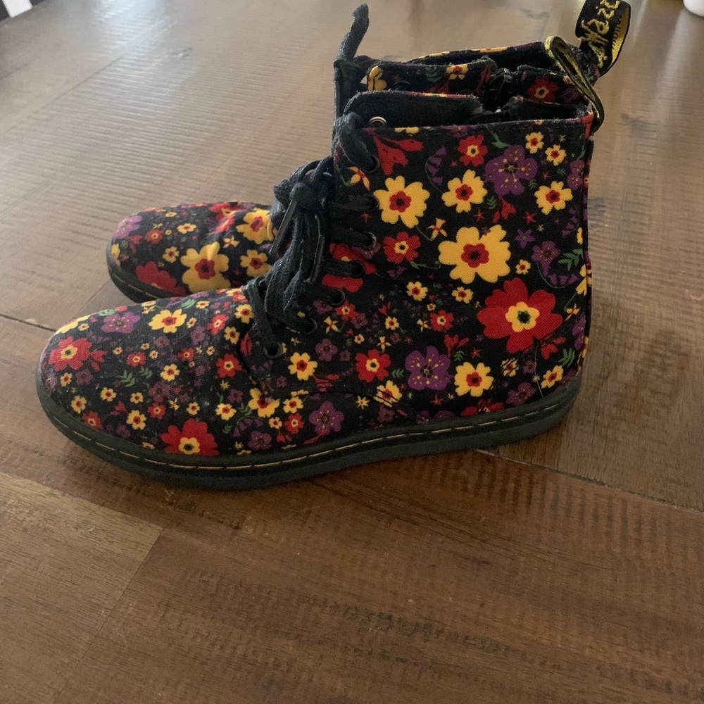 Girls floral Dr. Martens